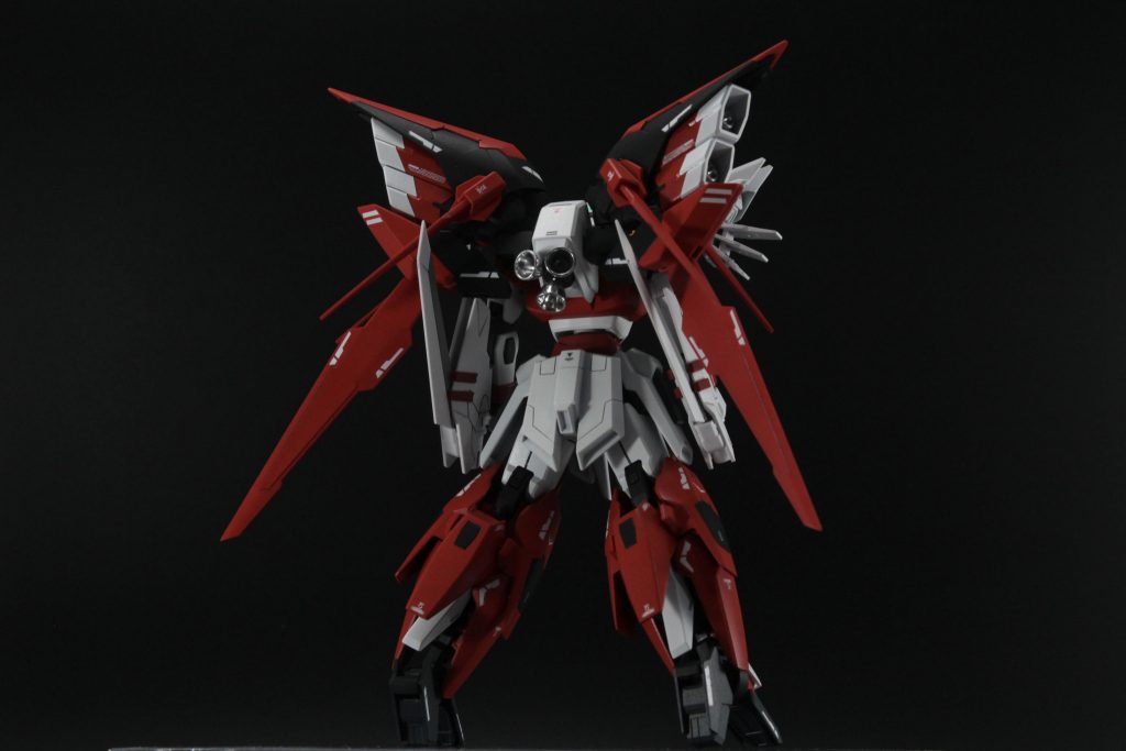 ▲バックシルエットがお気に入りです。バックパックはダークマターブースターそのままだと迫力がなかったため真ん中のスラスターをシナンジュのものに変更しています。今後バックパックの基部を変えて鳥型になるような支援機に改良したいと考えております💪