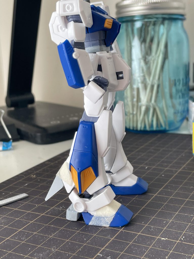 ALEXはとにかく足が大きかったので踵部分を切り取って、小さく造形し直しました。プラ板重ねて作ったんですが、面をきれいにつけるのが難しいですね…左右で形がかなり違ってしまいましたが、結果的にはあまり見えないとこなので気にならなくなりました。あと、ふくらはぎのところに造形増やしたくて、フィンぽいのを付けて、その中にバーニアを入れ込みました。この写真だとふくらはぎのラインに合わせてパーツ延長してますが、最終盤では中に入れ込んで段差つけてます。