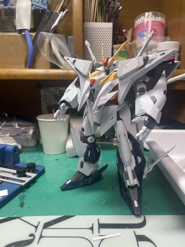 胸アーマー裏や手の平、ビームサーベルの受け部分等肉抜き穴が気になったので、見えない部分もありますが埋め、胴体部、大腿部はそれぞれ3mm延長しました。パチ組みと比較してもらうとスタイリッシュになっていると思います。また腰部アーマー、胸アーマーは角にプラ板を貼って尖らせました。その他の角もヤスリで削ってとにかくエッジを鋭くすることに努めました。また各所ににプラ板を貼ったりモールド増やしたり、穴を開けたりビームライフルを延長したり…理想のクスィーに近づけました。