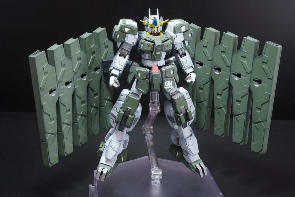 もちろん全てのミサイルハッチは開閉が可能です。キットのままだと胸部と膝部しか開かないので、全部開くようにするには20箇所も加工が必要で大変でした。