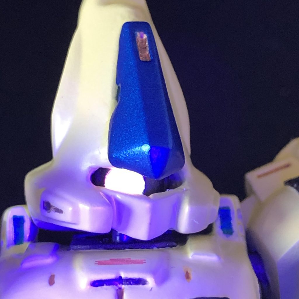 モノアイは可動するのと、蓄光シールで光ります。