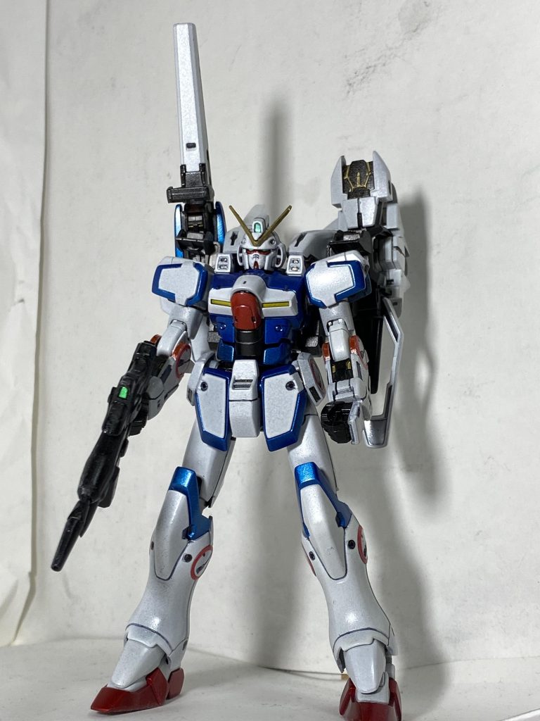 こちらはガンダムベースで購入したものでクリアカラーバージョンをメタリックに全塗装しました。