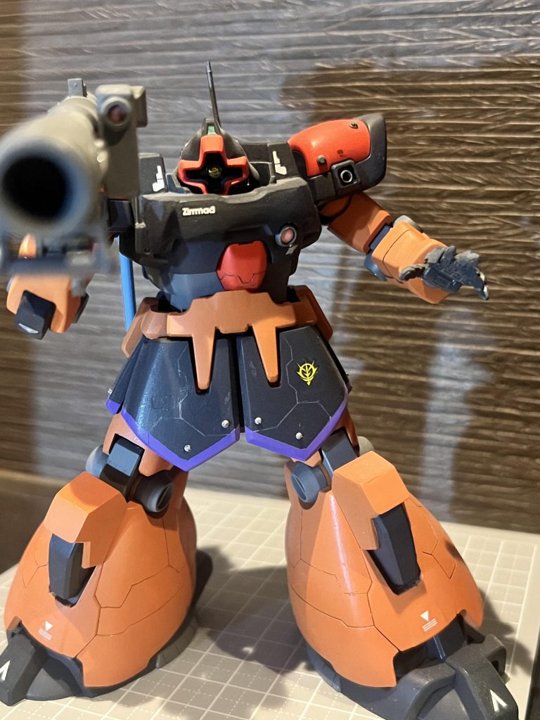 モノアイはHIQパーツさんのものに変更。　　胸の形状変更は苦労しました💦　パテやらプラ棒やらで整えてます。