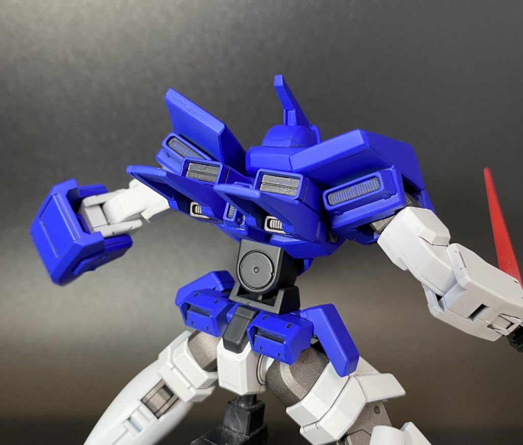 バックパックはクランシェのスラスターにHGバスターガンダムのショルダーガードを組み合わせて製作しています。