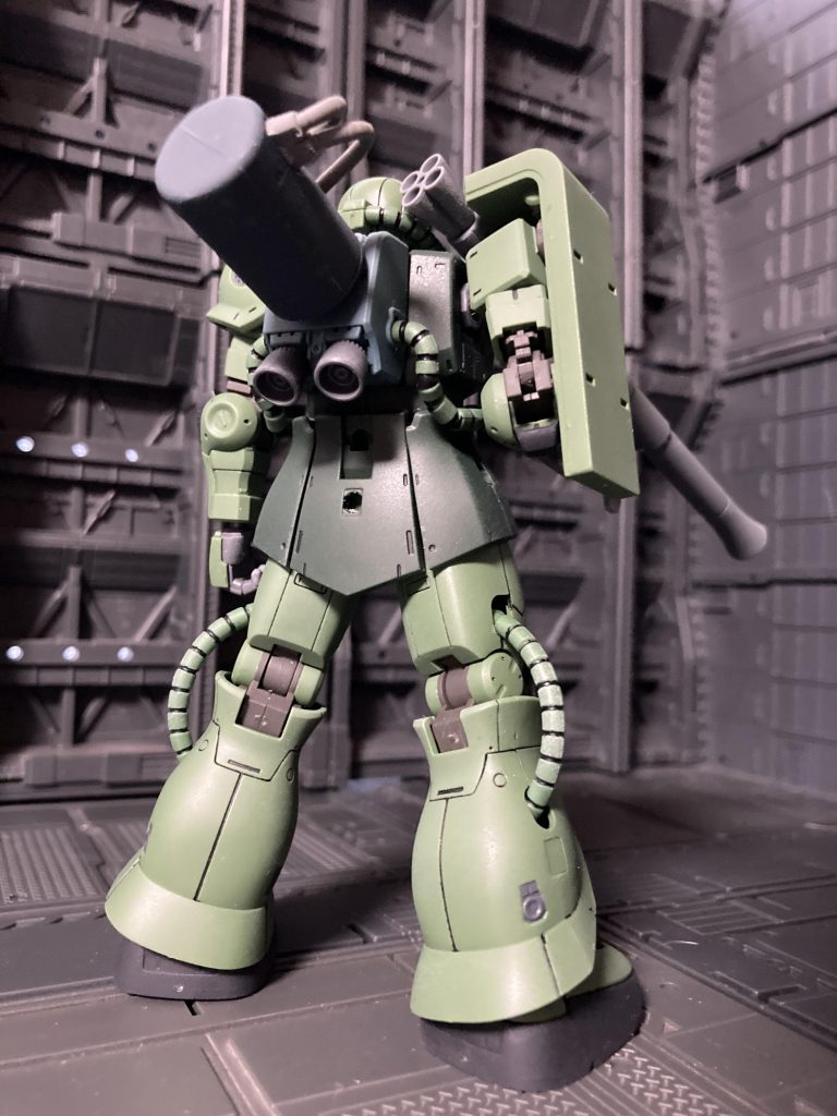 この機体はなんといってもバックパックに付いた追加プロペラントタンクが特徴です。今回はグフカスタムのパーツを流用して作りました