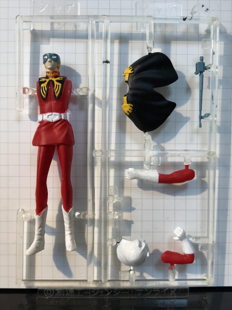シャアはランナーにつけたままで筆で塗装しました。フィギュア系を塗装したのは初めだったのですが、なかなか楽しかったです。