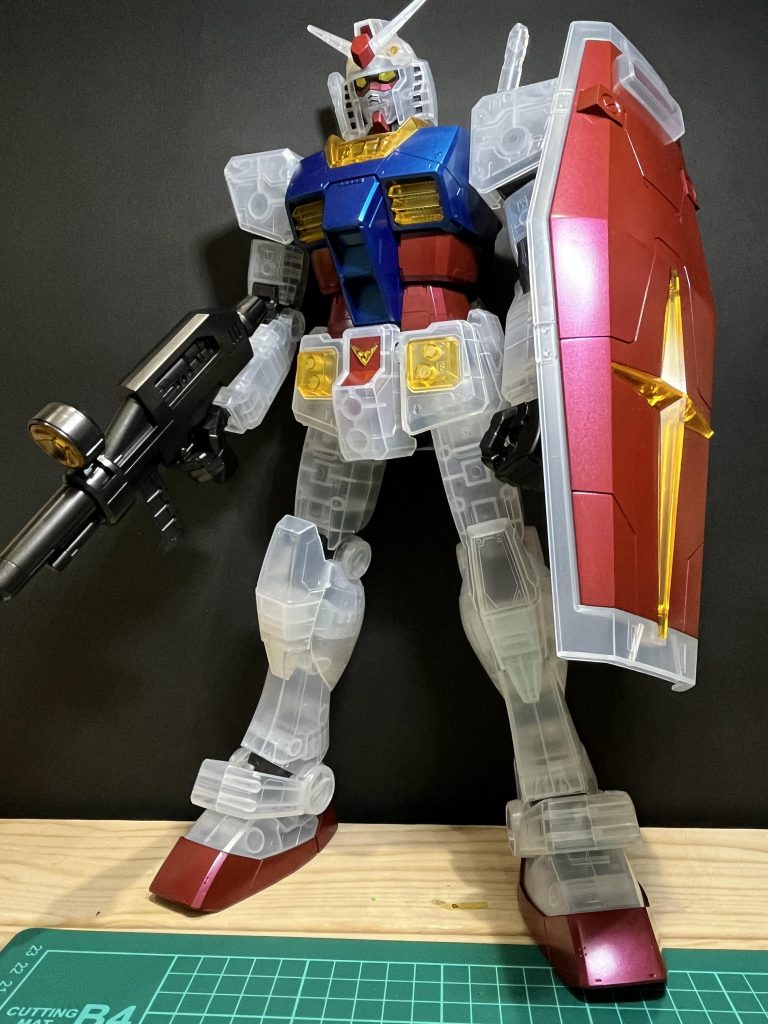 青パーツはメタリックブルー赤パーツはメタリックレッド武器と関節は黒鉄色を使ってます。黒サフを使ってるので暗めのメタリックになりました。