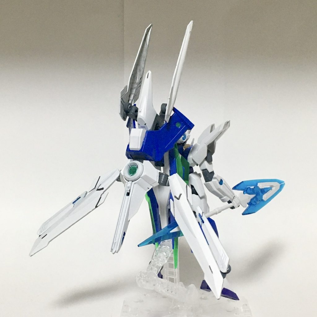 背面。GNアイギスのスラスター形態。この形態での全速力は光の速さに匹敵するといわれている。