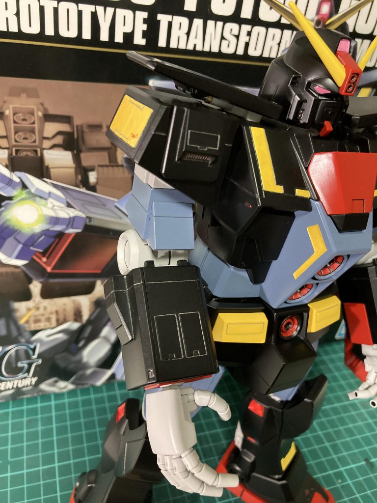 チャレンジその③【アクリルスミ入れ】黒のボディに対して焼鉄色でスミ入れしたらシブいのでは?と思い立ちましたが、いつものようにエナメルでスミ入れではタミヤのスプレー塗膜は溶けてしまう…それならばとマジックリンを駆使したアクリル塗料でのスミ入れに初挑戦。メタリックカラー特有の銀粒子がすぐ沈澱する為、中々思うように色が出せず苦労しましたが最終的には狙った感じになってくれたと思います。ちなみにエナメルシンナーがタミヤスプレーの塗膜を溶かす事と、マジックリンを使ったアクリル塗料スミ入れの知識はプロモデラーの林哲平先生のブログから得ました。いつも勝手にお世話になっております🙇♂️