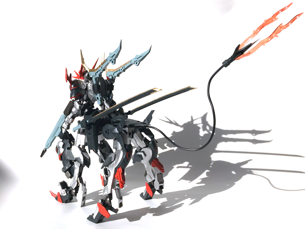 ASW-G-08+08 ガンダム・アヴィドバルバタウロス武装はスタンダードに銃、刀、弓の3つ。そこに人馬一体としての特徴とテイルブレードが装備しています。麒麟の特徴である一本角はバンシィのアンテナを使って表現しました。