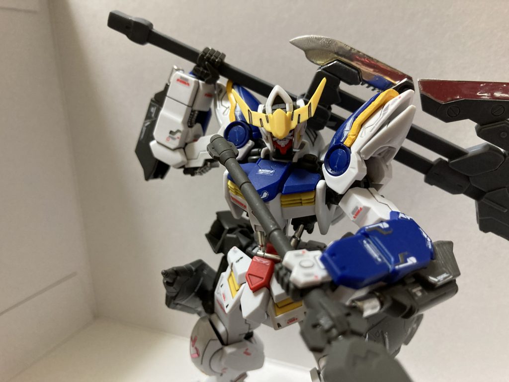 厄災戦当時のバルバトスは汎用性重視の強襲機と言う事でパーツを付け替えたりしながら戦っていたのかなと思っています。また相手にするのはMAな為対MS用の武装よりも大きくて破壊力のある武装を使っていたと考えています。その為このバルバトスは大剣を主軸に戦っていたのかなと思っています。