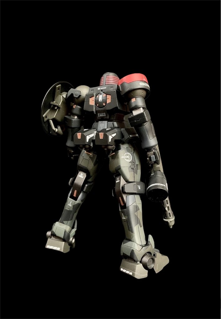 バックショットです。大腿部、下腿部からアンクルアーマーまで前後にスジ彫りによるディテールアップを施しています。