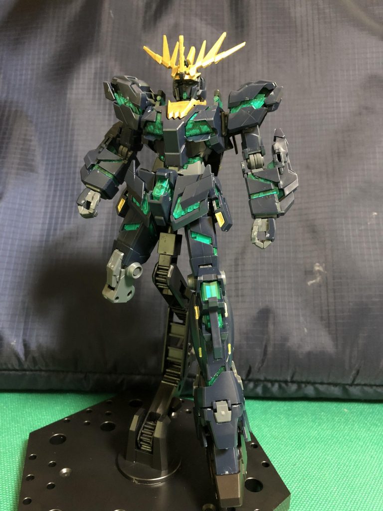 黒地にクリアパーツは目立ちにくかったので裏にシルバーを塗って見えやすくしました