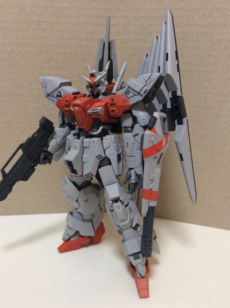 武装はサイコプレートを廃止して定番のフィンファンネルとジェネレーター内蔵のメガビーム砲、ガトリングシールドを追加しています。