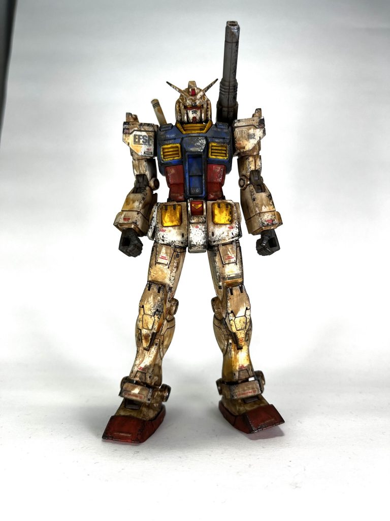 機体正面から。ザクレンジャー②【殲滅】とセットでメルカリにて買ったオリジン版のガンダムを使用しました。2体で2000円はありがたすぎました。デカール、スミ入れはされている状態でしたので全体につや消しを拭いた後、黒鉄色でチッピングし、ウェザリングカラーで思う存分汚しました。使用カラーはマルチブラック、ステインブラウン、グランドブラウンだったと思います。