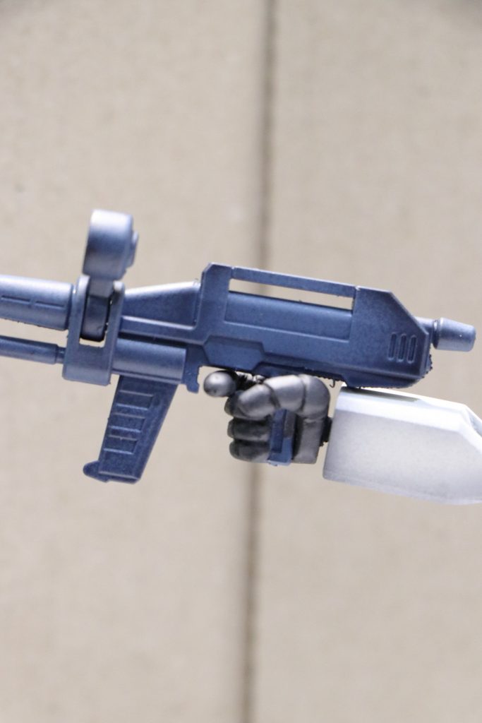 手首はパテから掘り出してアニメの丸指で太い感じにしています。