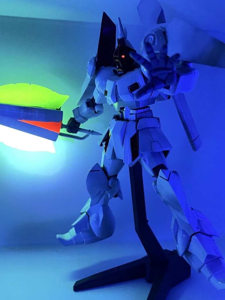 ビームソードの塗装、サフレスで仕上げたらプラ板のマス目が浮き出てしまいました( ´ཫ` )