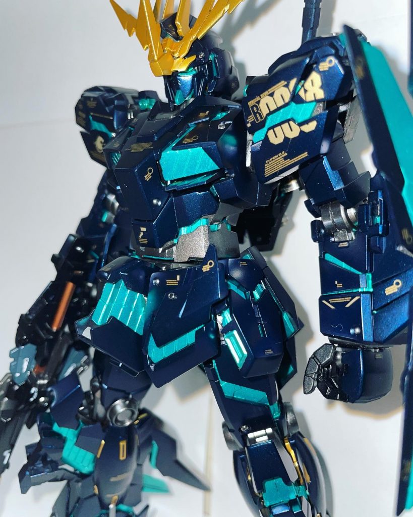 外装は黒サフからのプリズムブルーブラック一本、つや消しにするつもりが半光沢になってしまいましたが結果的には良かったです。サイコフレームは色々重ねようかと画策していましたが、銀サフからのGXメタルグリーン一本が意外と良かったのでそのまま採用しました。フレームはまたもスターブライトアイアンです。