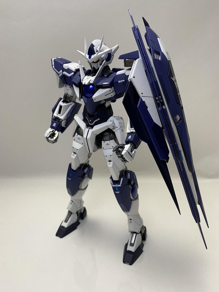 ダブルオークアンタ状態がこちら。ブルー部分を・ティターンズブルー2・ブルーFS15044で塗り分けました。通常より濃いブルーで塗り分けたことでよりシックな雰囲気になりました。