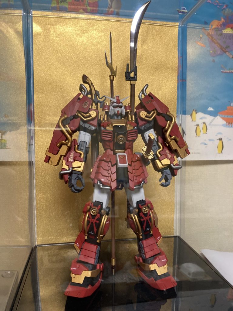 で、結局こんな感じで置きたかったので大満足です。この薙刀のせいでケースが大きくなってしまいましたが、こどもの日までには間に合いました。めでたしめでたし