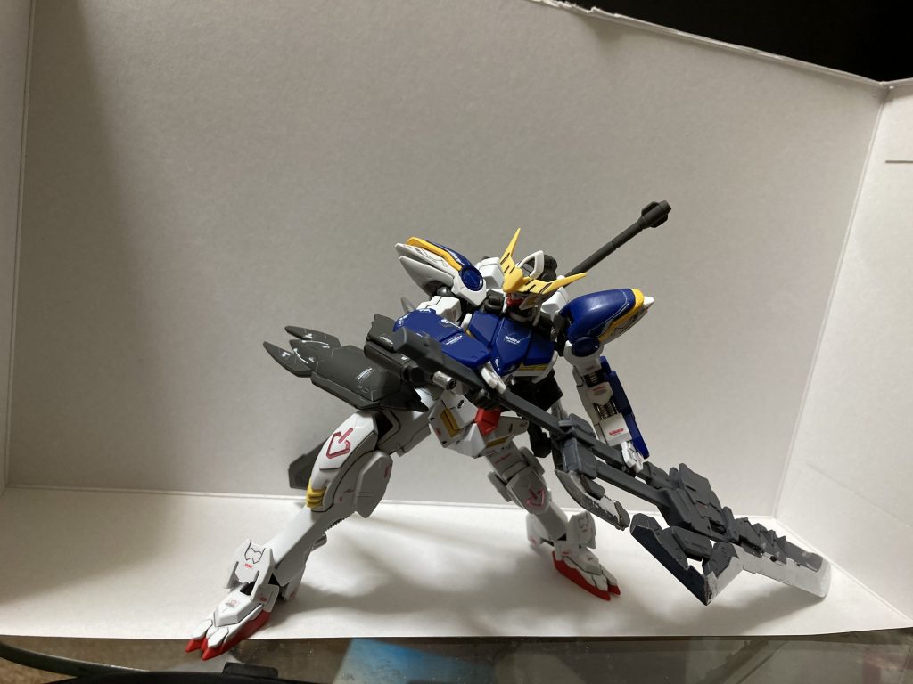 このように重心を大剣に移し相手を叩き潰すように攻撃していたのかなと言う妄想でポージングしてみました。