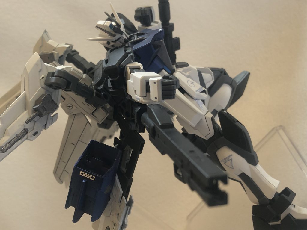 右腕には強力なレールガンを装備しており、モビルスーツを一撃で撃破する程の威力がある。