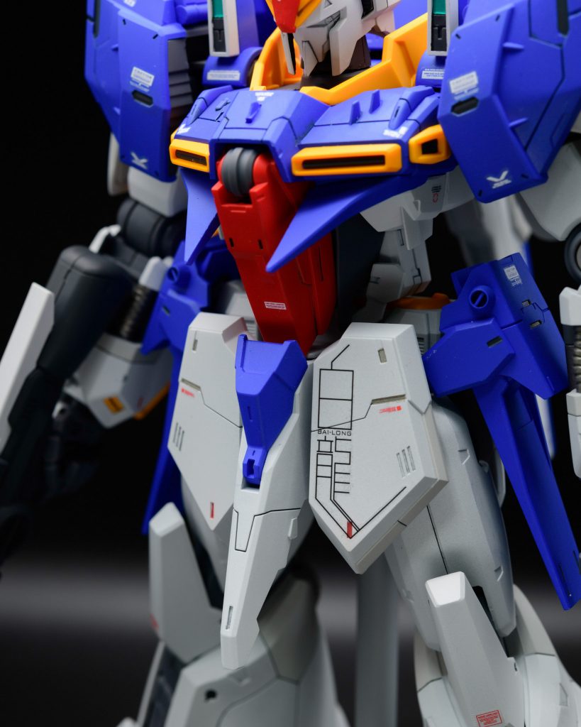 胸のエアインテークや肩のグレーのモールドはエナメル塗料を筆塗りしています。フロントアーマーなどレッドチップを真似て塗ってみました。