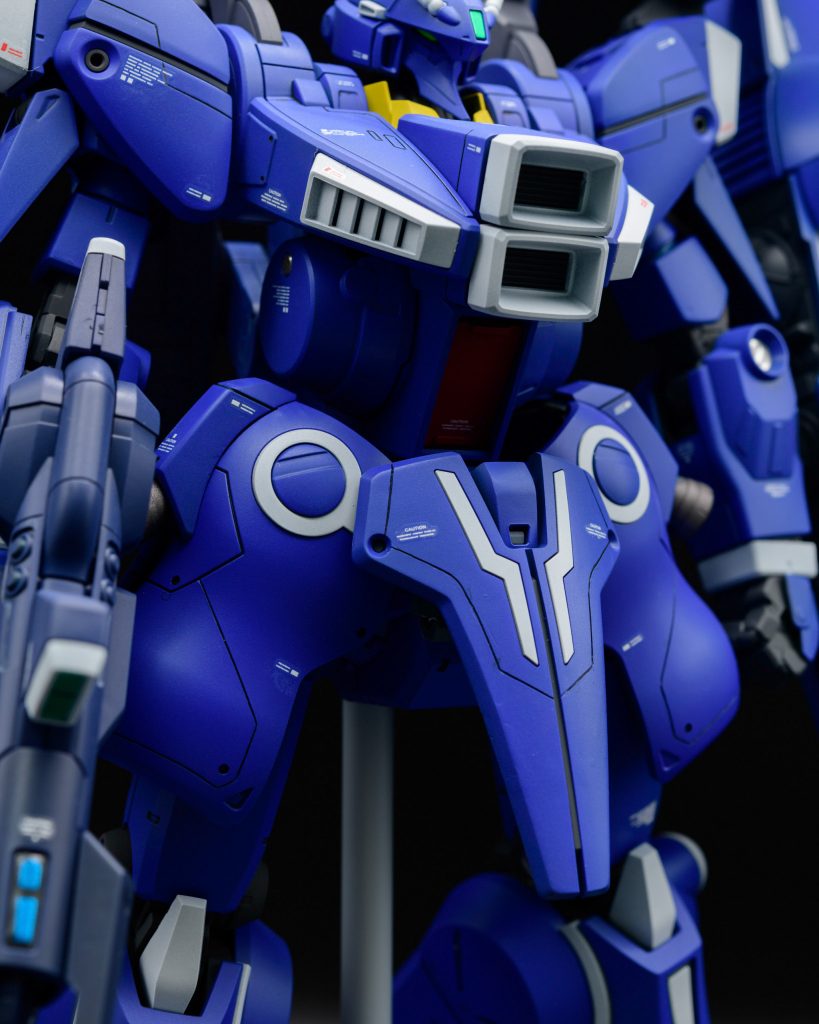 フロントとサイドスカートにはスジボリを追加。