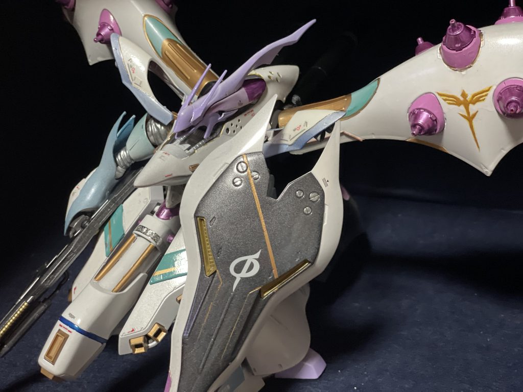 バインダー部分のZIONデカールは上からベースジェルを塗ってからミラーパウダーのゴールドを乗せました白い機体にしちゃったからイエローのデカールが目立たなかったので