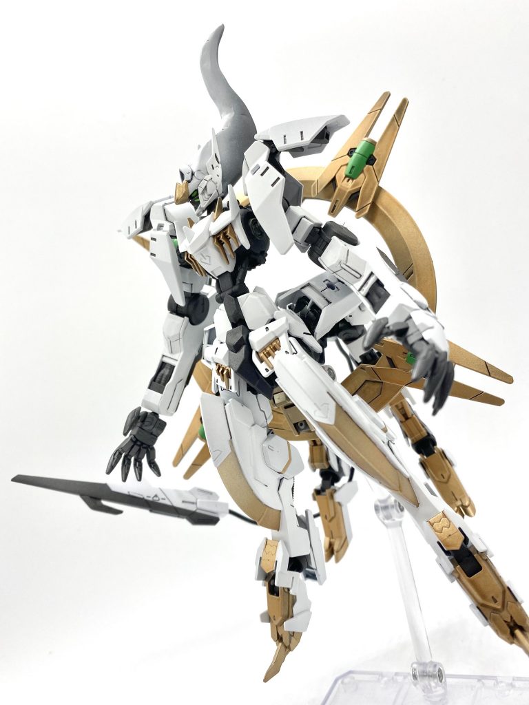 まず全体像!元になったポケモンのアルセウスには腕がないのですが、設定上で千本の腕で世界を作ったということで、本機に関しては、あくまでガンダムなので、バルバトスシリーズで一番でかいルプスレクスの腕を採用しました。サブアームも出せますので、今後武器を持たせたいところです(考え中)