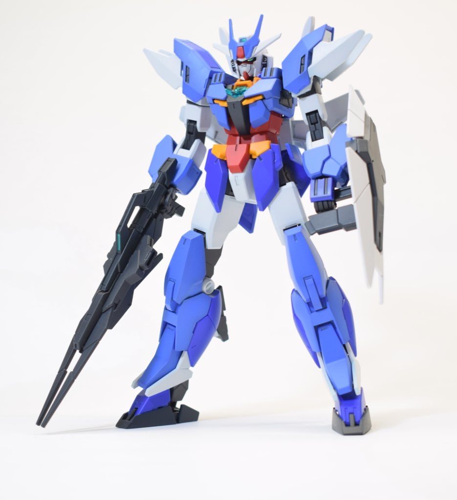 今回はグラデ塗装をかけてます。青と白の装甲のところです。最初に塗装した色が濃くて似合わなかったので上からグラデかけてエッジを残して塗装。