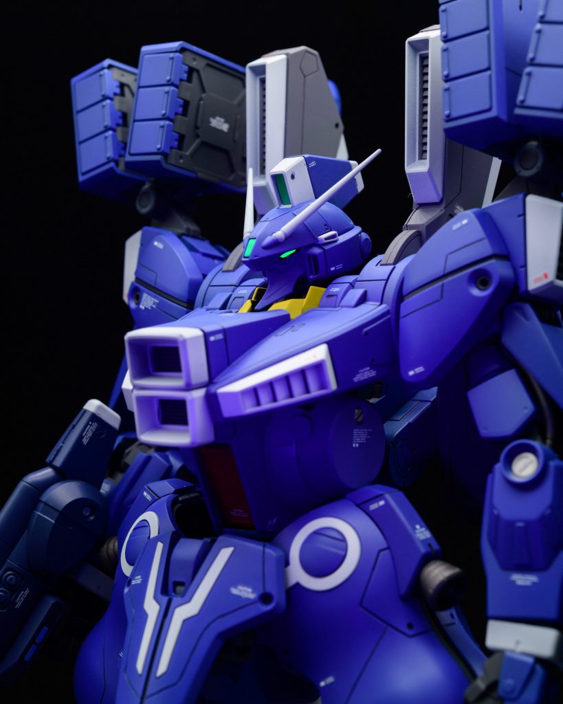 外装のブルーは蛍光ピンクを混ぜて調色したので、深みと重厚感のある色になりました。