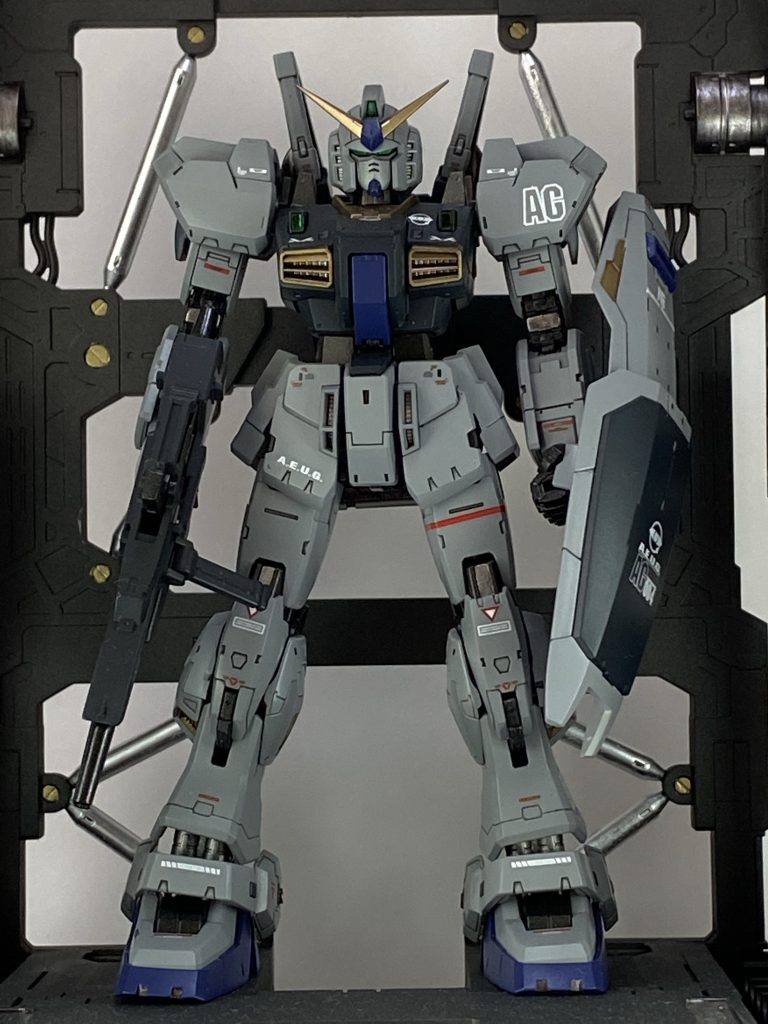 デカールが素晴らしく、HGのものなのでRGに合わないものもありましたがほぼ貼ることができ、完成度アップに繋がりました。一部RGガンダムMk-Ⅱ用のものも使用しています。