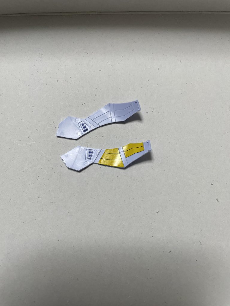 アクティブクローク前部の裏の金の部分はシールではモールドの様な黒い線が入っていますが実際のパーツにはモールドが入っていませんでした。なのでシールをパーツに貼り、デザインナイフで黒い線をなぞり、黄色の部分を切り取って残ったシールをガイドテープの様に使いました。こうする事でデザインに近い筋彫りが出来ました。ご覧頂きありがとうございました。