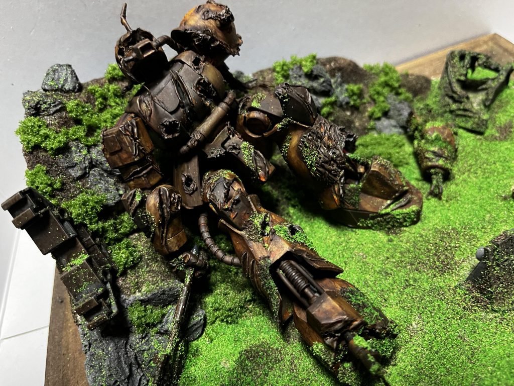 機体は成形色つや消しの後、ウェザリングカラーのラストオレンジ、ステインブラウン、マルチブラックで全体が錆に侵食されているような表現にしました。放置された後、風によって機体に土が積もり、そこから植物が芽吹くことで、すっごい時間が経ってる感じを意識してます。足首のパイピングは100均のプラレールのパーツとぶった切ったイヤホンのコードです。