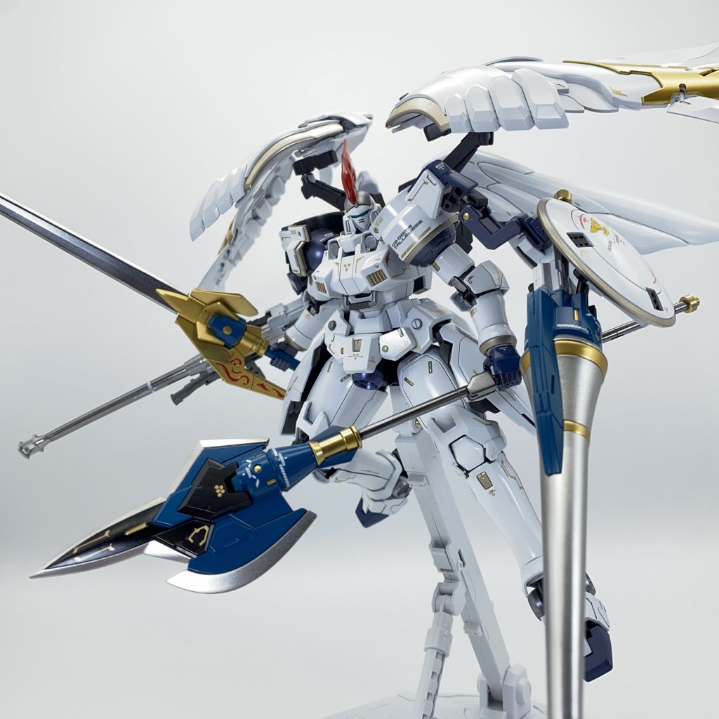 フル装備 サーベルはプレバンの拡張パーツセットからで、赤い模様は気合いの筆塗り。ヒートランスは先端のモールドを埋めて中世のランスっぽさを目指しました。