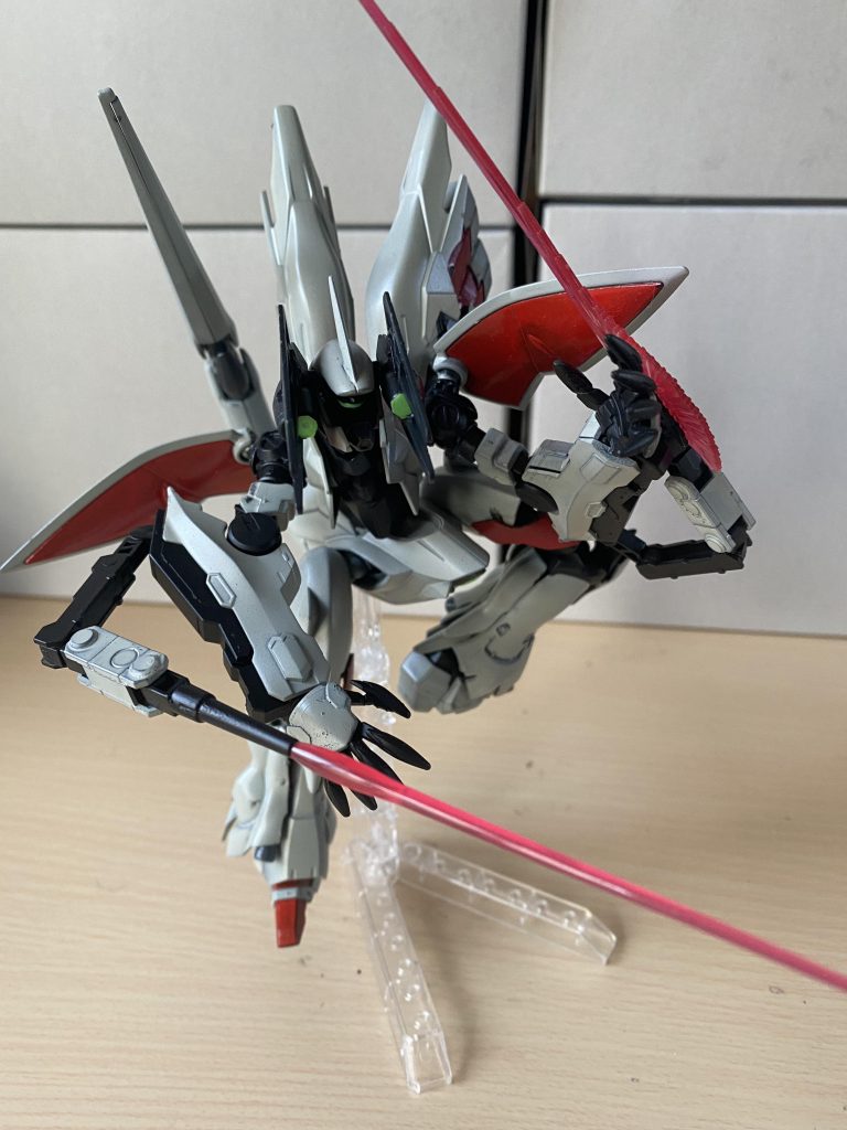 レクスの爪と二つのサブアームサーベルで敵を蹴散らすんですね…