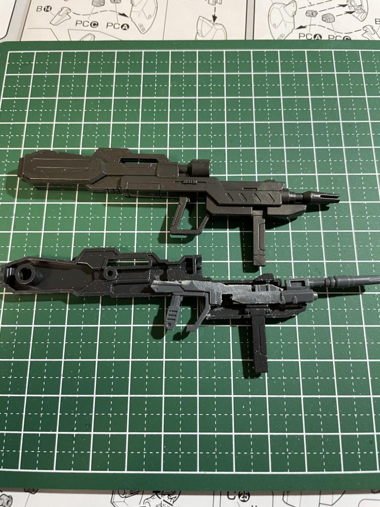 ユーディキウム・ビームライフルはMGのようにルプスビームライフルを中に仕込むようにして銃身の延長を試みました