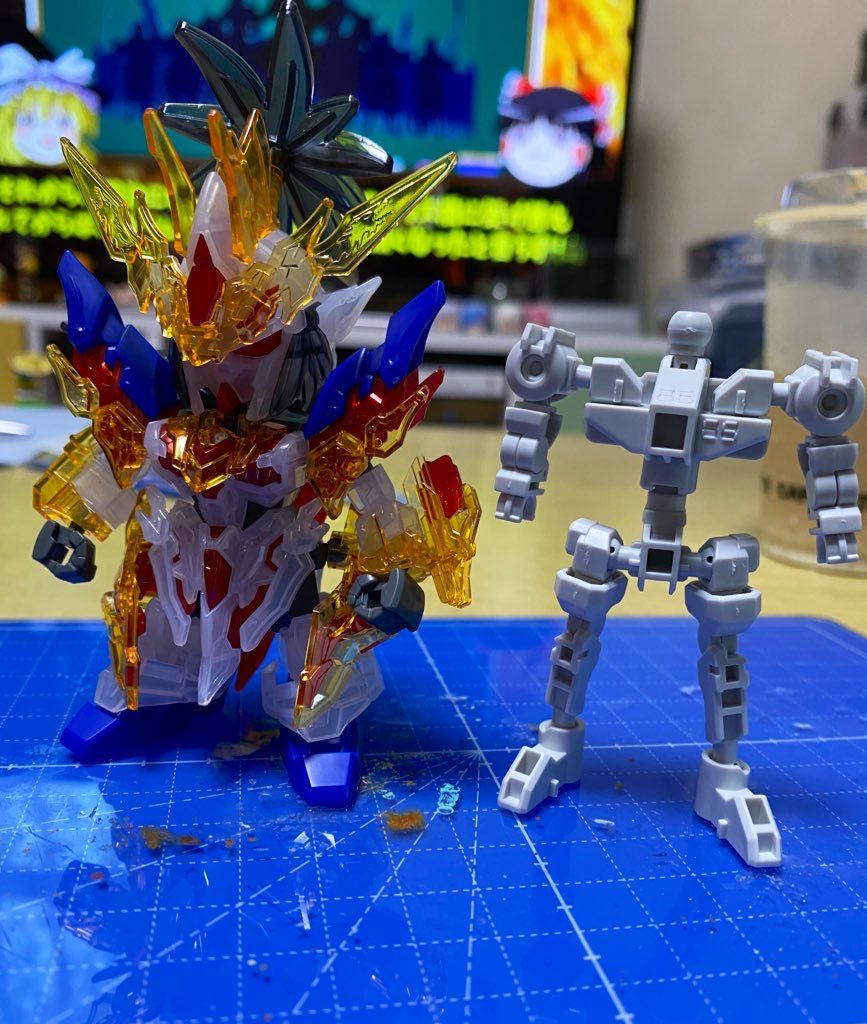 左が素組みの状態の物でそこに等身延長と可動域を広げる為にフレームを組み込んでいきました。