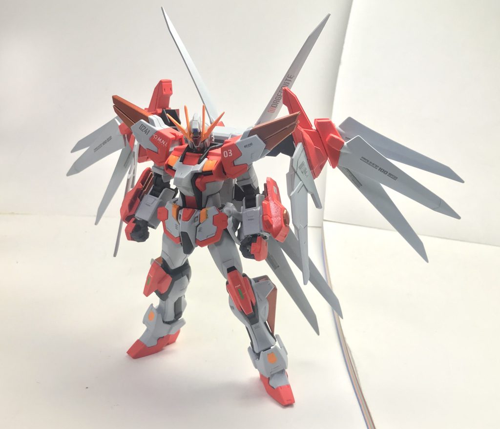 正面。背部のプロミネンスブースターが目を引くものの、本体は至ってシンプルにまとめられている。と、いうのも、本機を操るダイバーが徒手空拳をも武器として扱っていることから、プロミネンスブースターにも複数の稼働軸を設けることで各部の干渉を逃がし、機動力を高めながらも可動を極限まで殺さない設計となっている。