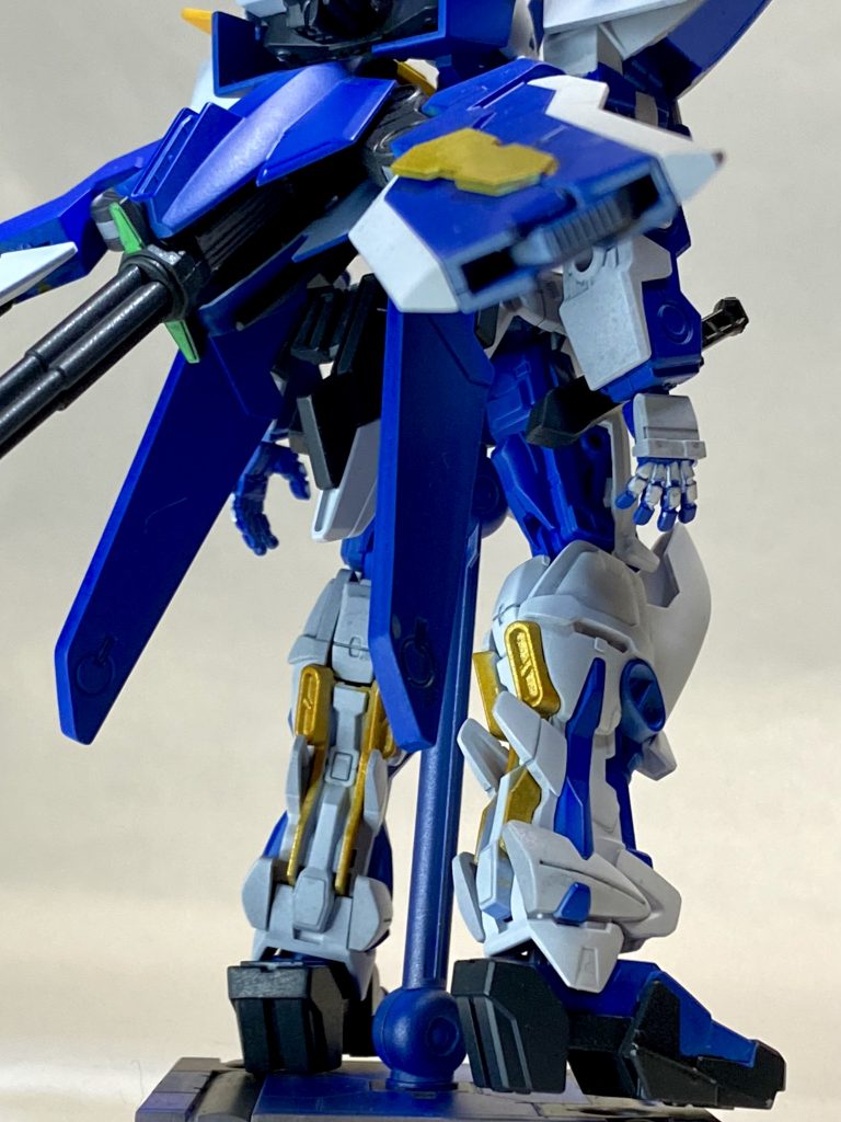 脚部は一部シルバー塗装の上からアクリルクリアーオレンジを塗装メタルビルドっぽく