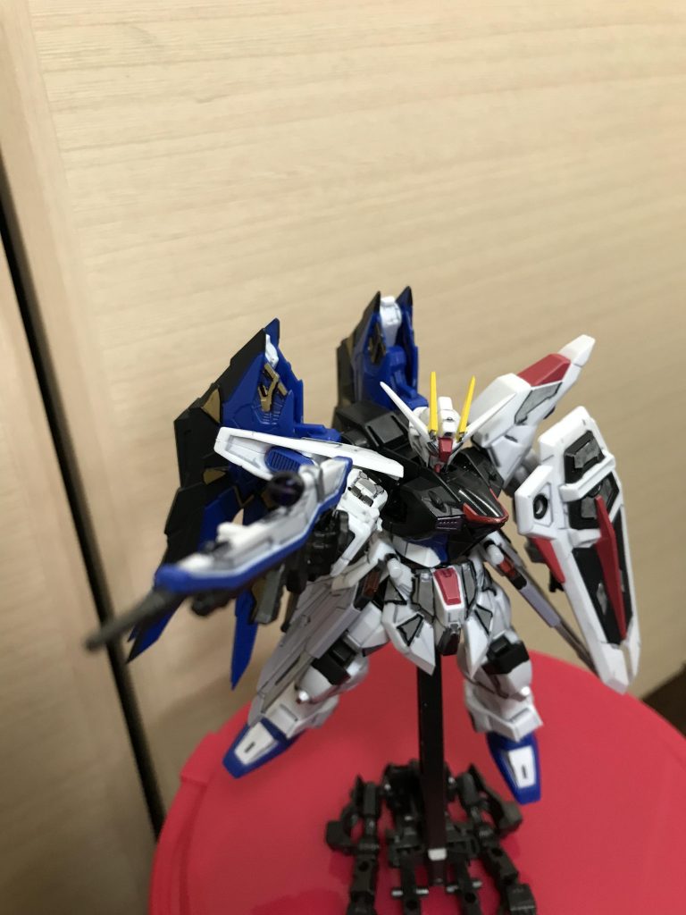 嗚呼、悲しみに染まらない白さでオレンジの花びら揺れてた夏の影に柔らかな額を失くしても赤く染めた砂遙か越えて行くさようならのリズム