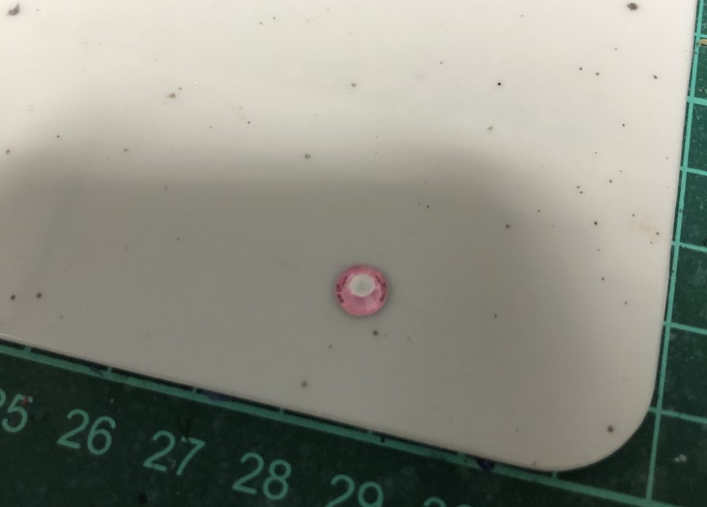 モノアイはホワイト縫って加工