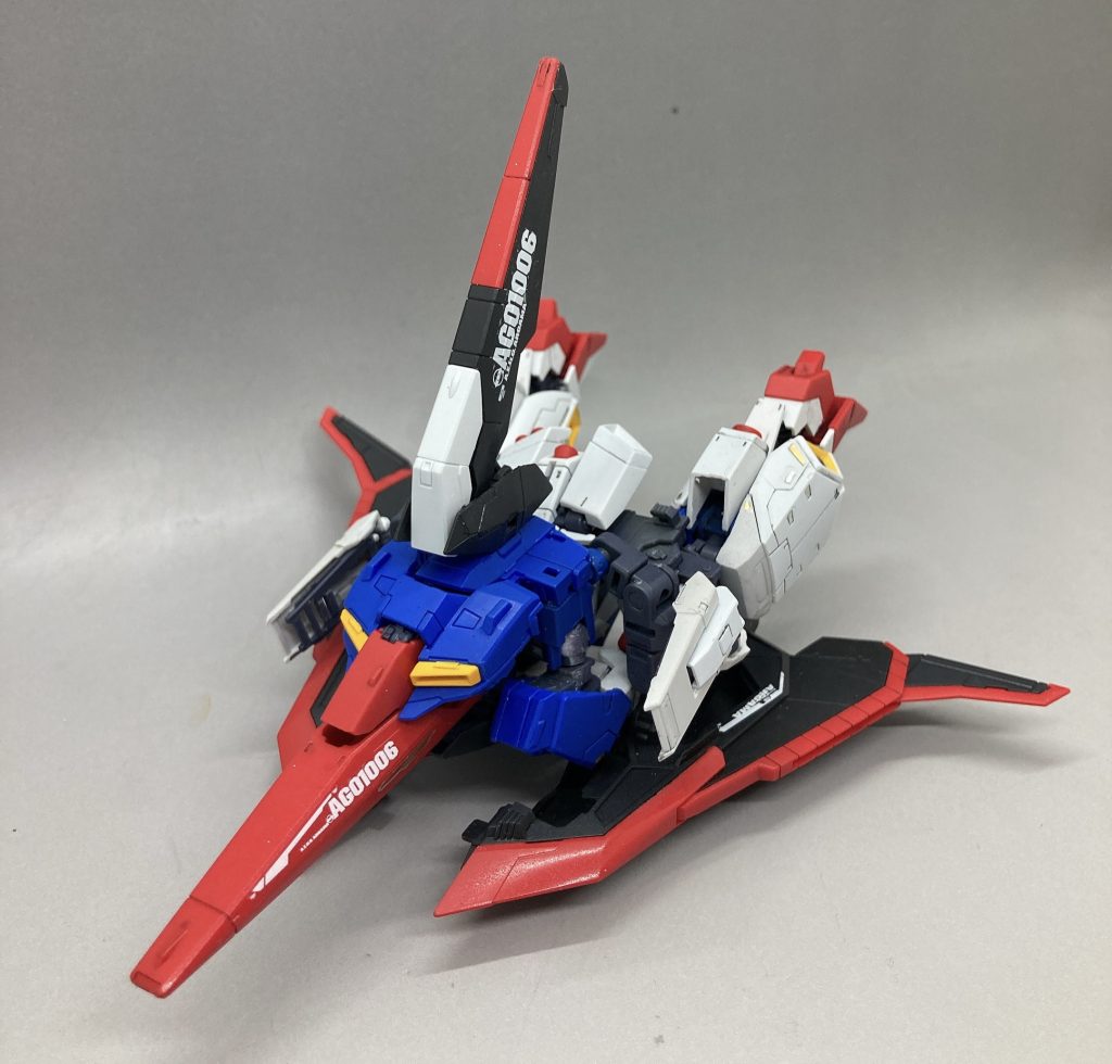 頭などの余剰は一部出ますが、差し替えパーツなしで変形します。