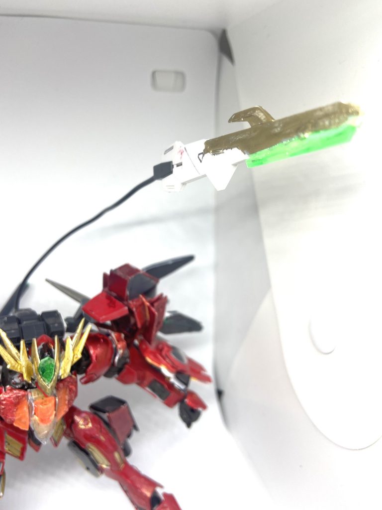 テイルブレードルプスレクスの代名詞とも言える武装当然粒子対応用に改造されており、ワイヤー部分から粒子を送り込みブレードの切れ味を強化する。以上、バルバトスD2プロミネンスでした、なんか作っていくうちに自機二体とは全くの別物になってしまいました、見ていただきありがとうございました。