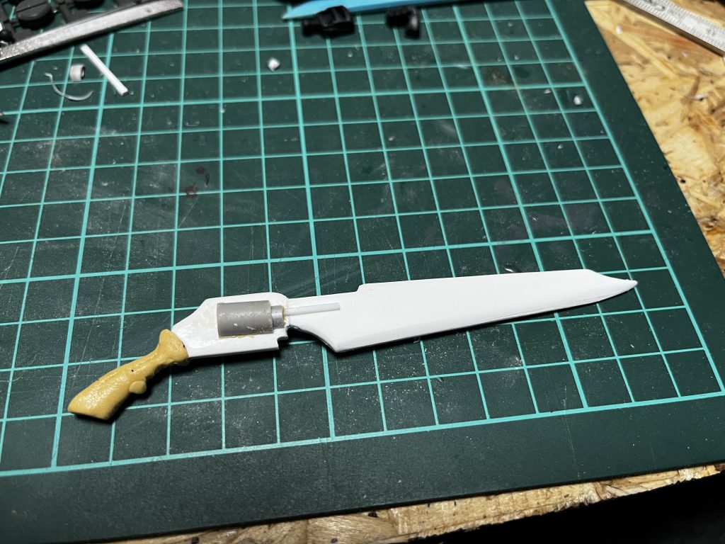 ガンブレードはプラ板、プラ棒、パテでフルスクラッチしました。会社の休憩時間に型紙に下書きし、コツコツ作りました。プラ板積層でだいたいなんでも作れる！と少し自信がつきました。