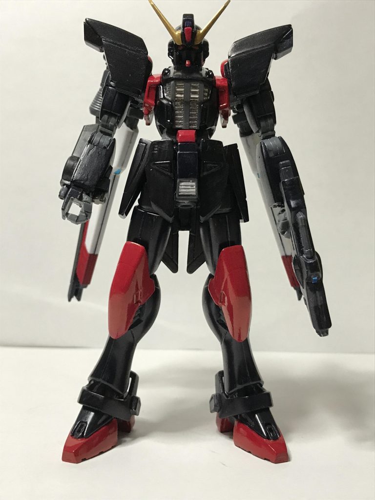 基本色は気持ちメタリックの入ったブラックと成型色が透けない程度のレッド、ヴェスバーの一部のみ成型色のホワイトそのままにしています。ガチャガチャで手に入れたゲーミングチェアのカラーを参考にしました。ガンダムF91との相違点は、頭部アンテナにクロスボーンガンダムX2のものを使用していること、フェイス部のスリットを消していること、肩部、フロントアーマー、リアアーマー、膝部パーツ、前腕部、ヴェスバー、足部スリッパ、等になります。肩部はバッサリ切り詰めてフィンやアポジモーターを削除、代わりにスラスターを取り付けました。腰部フロントアーマー、リアアーマーも同様にカットしました。