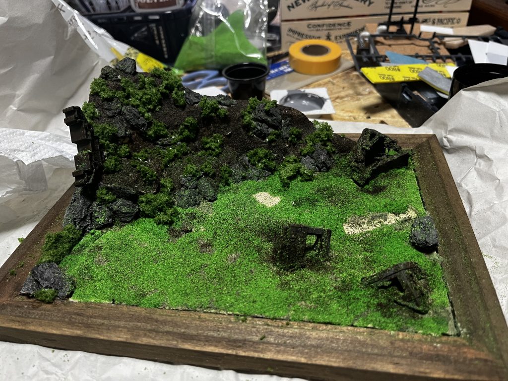 ジオラマのみだとこんな感じです。正月に友人とガンプラ久々にやろう!となってすぐに出来た構想で、前々作、前作とあわせてザクが作られ、戦闘で使用し、そして敗戦後放置されるというザクの一生を表現しました。普通に作る→ウェザリングとチッピングをやってみる→ダメージ表現といろんな技術を練習するためにも同じ機体をコンセプト違いで3体作れたのは大きかったなぁと思いました。この作品が完成したのがちょうどガンプラを再開して1ヶ月、これは続けられる趣味だ…!と本気になった頃で、また修行のための次回作のコンセプトを決めたのを思い出します。(ここから今日までで4体のザク作ってますのでしばらくザクの投稿が続きます笑)ご覧いただきありがとうございました!よろしければいいね!とコメントくれると励みになります!