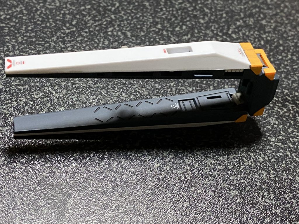 展開したフィンファンネルもデカールがありますとカッコ良くなります。