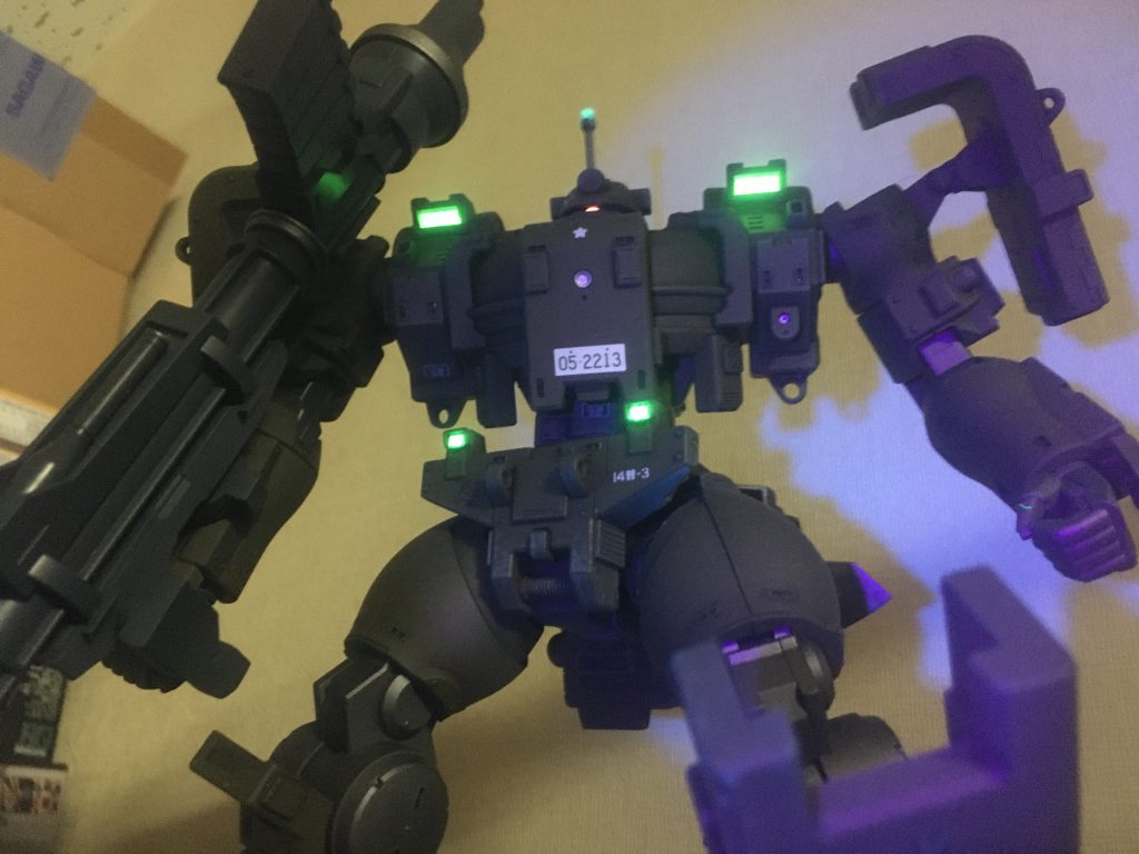 カメラやライトは蛍光塗料で光る様にしてあります。でもブラックライトで照らしながら撮影って結構しんどいですよね…。 (´-ι_-｀)